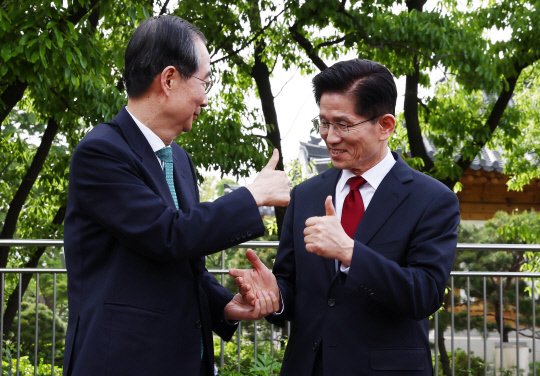 김문수(오른쪽) 국민의힘 대선후보와 한덕수 무소속 대선 예비후보가 8일 서울 국회 사랑재에 위치한 커피숍에서 만나 대화하고 있다. [공동취재]